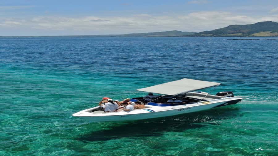 5 Islands Private Speedboat w/ Snorkeling + Lunch & Drinks - Ile aux Phares and Ile de la Passe