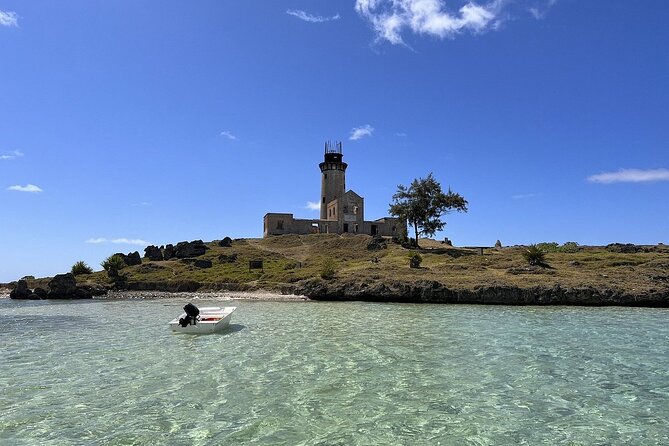 5 Islands Private Speedboat with Snorkeling Lunch and Drinks - Ile aux Phare and the old lighthouse