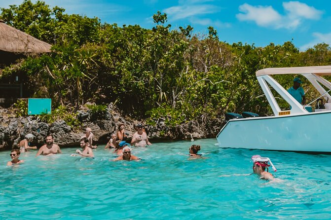 5 Islands Speedboat Cruise incl. Snorkeling in Blue Bay + Lunch at Ile aux Cerfs - A fast boat ride through Mauritius’s east coast