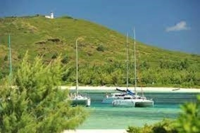 Catamaran, BBQ, Ile Gabriel , Ile Plate ,Coin de Mire - One booking, two very different days