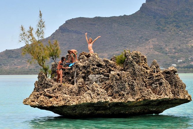 Catamaran Cruise to Ile Aux Bénitiers: Dolphin watch, Crystal Rock & Transfer - Boat condition and comfort concerns