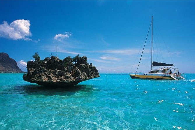 Catamaran Cruise to Ile Aux Bénitiers: Dolphin watch, Crystal Rock & Transfer - Starting at Rivière Noire and Tamarin Bay