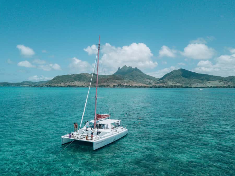 Catamaran cruise to Ile aux Cerfs from Pointe Jerome - The return sail and the character of the crew