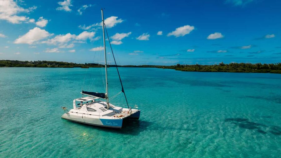 Catamaran Cruise to île aux Cerfs w Dolphins watch & Lunch - Setting out from the east coast jetty