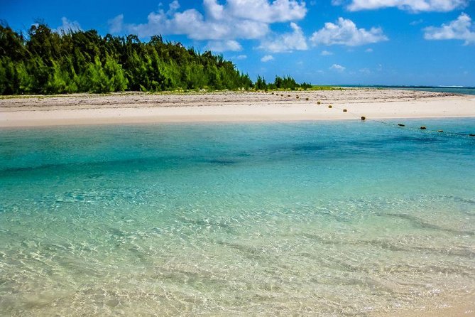 Catamaran Experience to Ile aux cerf: incl: Parasailing, Lunch, GRSE & Transfer - Ile aux Cerfs: beach time with a scheduled thrill