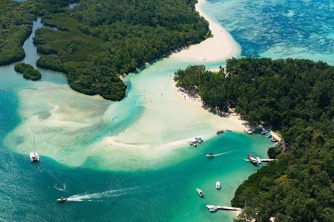 Catamaran Ile aux Cerfs, snorkeling + GRSE Waterfall, BBQ & Bar - Cruising toward Ile aux Cerfs