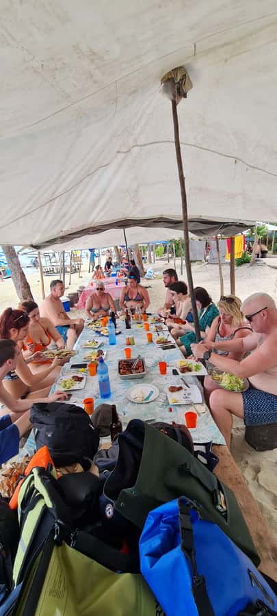 Dolphins: Private, Snorkel, CrystalRock, ileoBenitiers,lunch - A relaxed lunch on Ile aux Benitiers