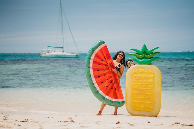 EAST Shared Cruise : OCÉANE Full day catamaran to Ile aux Cerfs - A barbecue lunch served on the catamaran