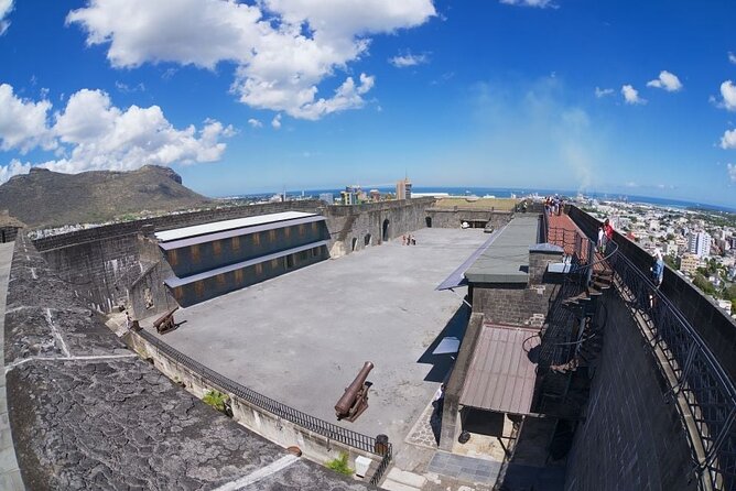 Food Tasting & Market Shopping: Private Guided Tour in PORT LOUIS - Le Craft Market and local-made souvenirs
