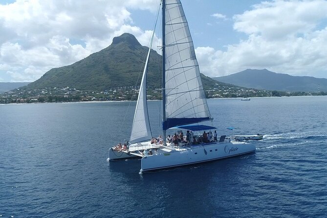 Full Day Catamaran Cruise on shared basis to Bénitiers Island - Snorkeling in the lagoon