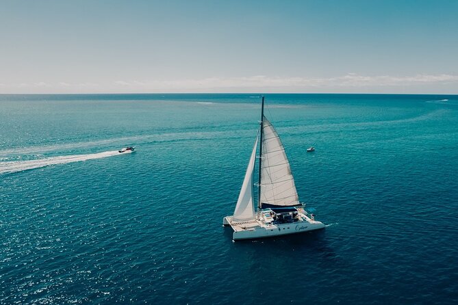 Full Day Catamaran Cruise on shared basis to Bénitiers Island - Barbecue lunch beside Crystal Rock