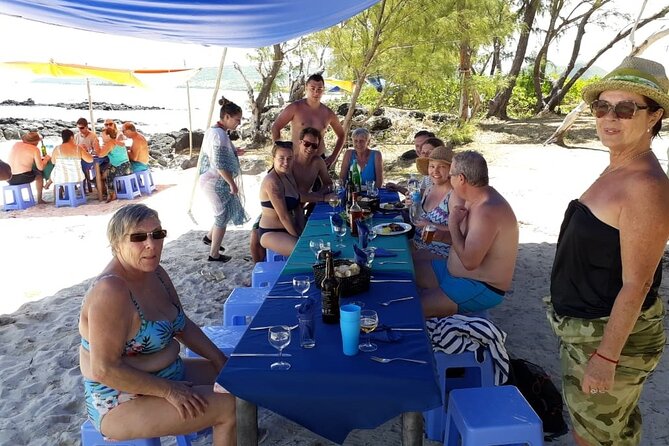 Full Day Shared Speed Boat in Ile Aux Cerfs Lunch & Transfer incl - Arriving at Île aux Cerfs by water