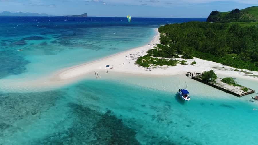 Grand Baie: Catamaran 3 Islands Cruise & Lunch on the Island - Getting from Grand Baie beach to the catamaran