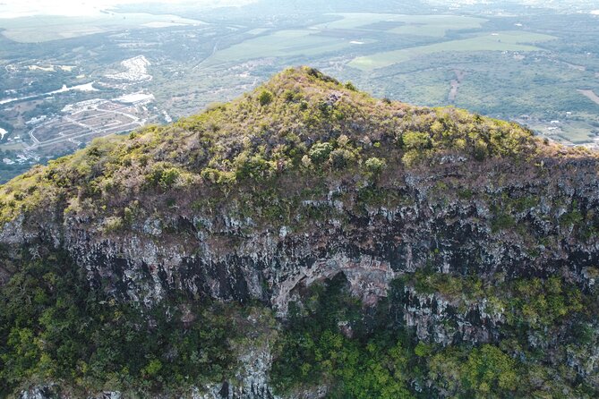 Hiking La Tourelle Mountain in Mauritius - Handling the landslides with ropes