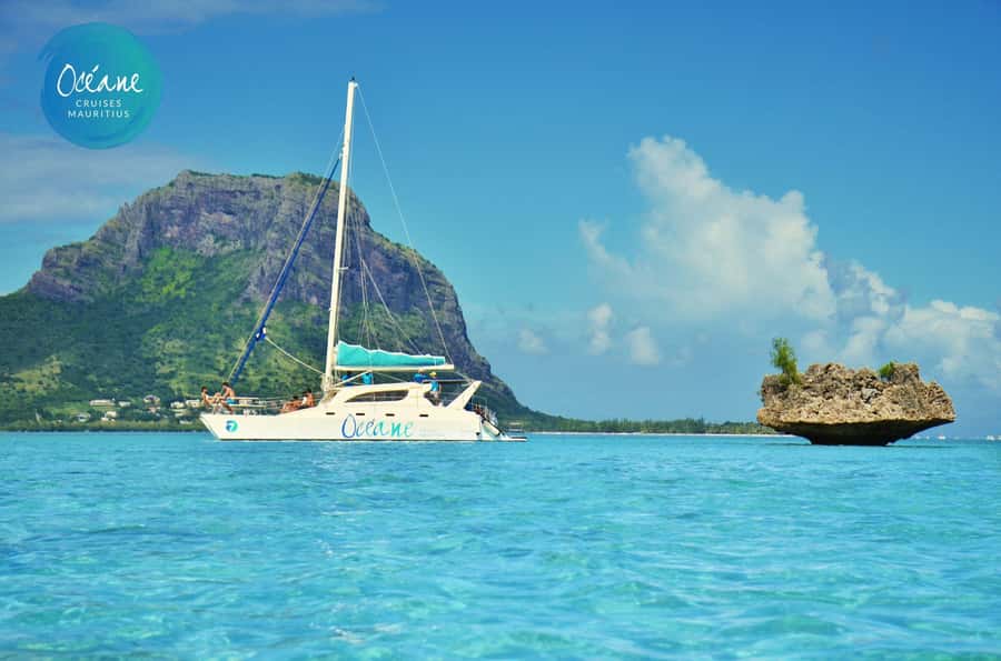 Ile Aux Bénitiers : Private Catamaran Cruise & Gourmet Lunch - La Preneuse brings the first water stop
