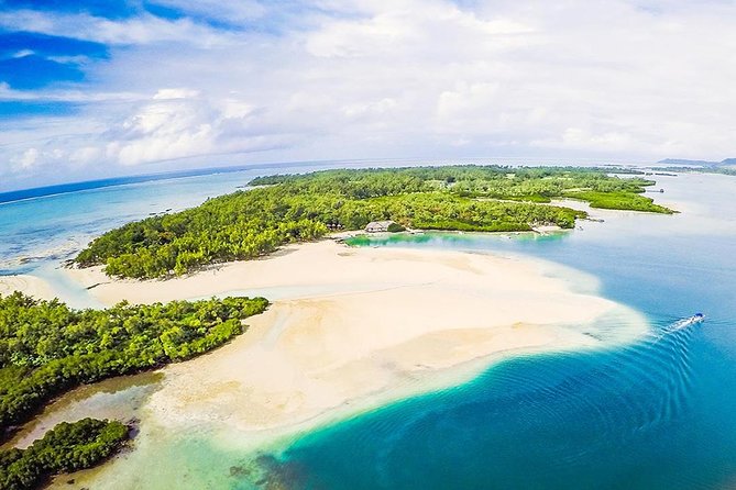 Ile aux Cerf: Speed boat with Parasailing & Tube Riding and Lunch - Islet Margenie supplies the barbecue lunch