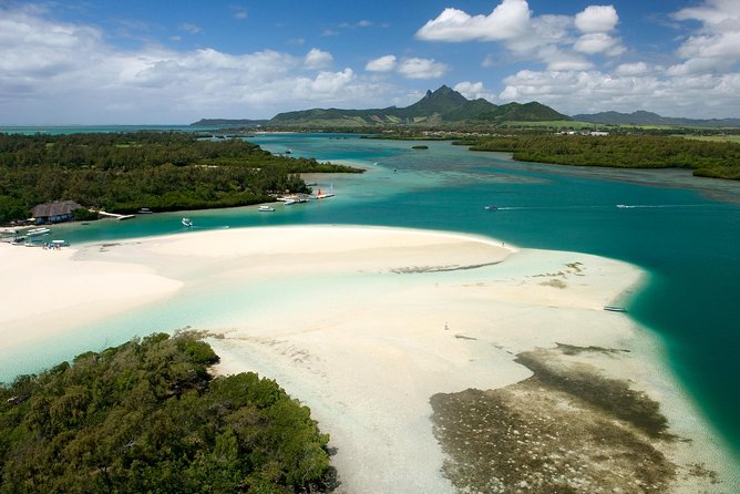 Ile aux Cerf: Speed boat with Parasailing & Tube Riding and Lunch - The main weakness is coordination, not the scenery