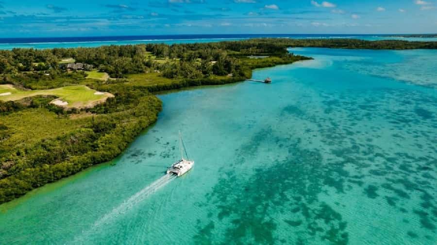 Ile Aux Cerfs Catamaran Cruise with Pick-up/Drop-off & Lunch - What the crew and language support add