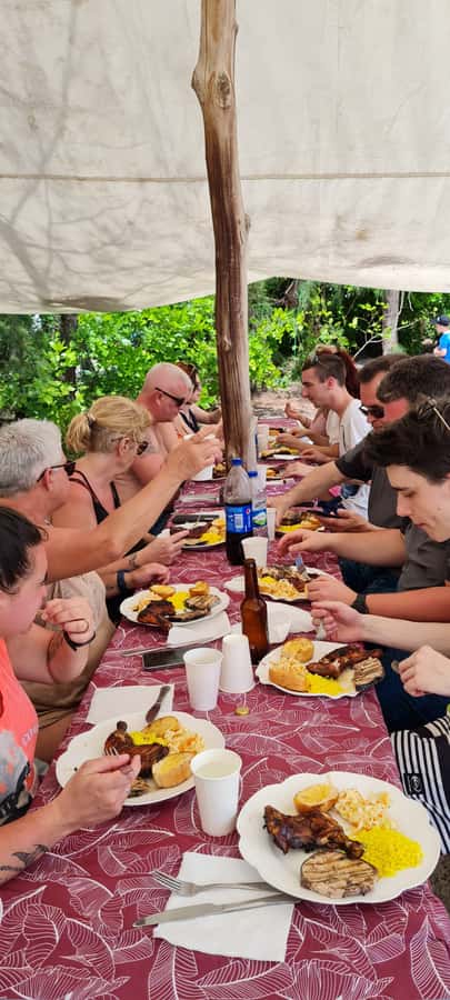 Ile aux Cerfs: Island & Waterfall Speedboat Tour with Lunch - Lunch on Ilot Mangenie