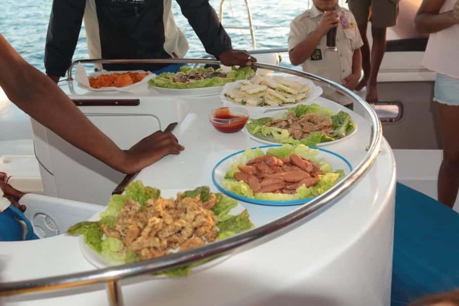 Ilot Gabriel: Catamaran Cruise & BBQ Lunch - Leaving Grand Baie by dinghy