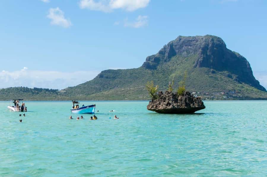 La Preneuse: Dolphin Watching and Snorkeling Speedboat Tour - Practical details for a smoother morning
