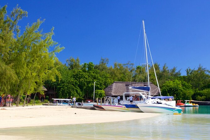 Mauritius: Catamaran Cruise to Ile Aux Cerfs with BBQ Lunch - BBQ lunch and the drink service