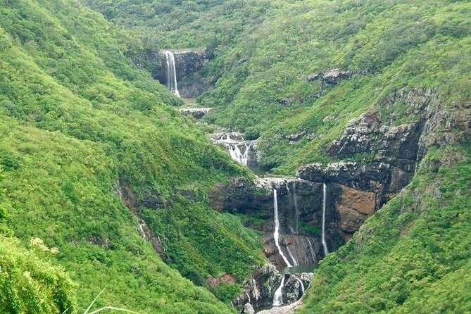 Mauritius Hiking : Tamarind falls ( 7 waterfalls) - The 8:00 am pickup and ride to Henrietta