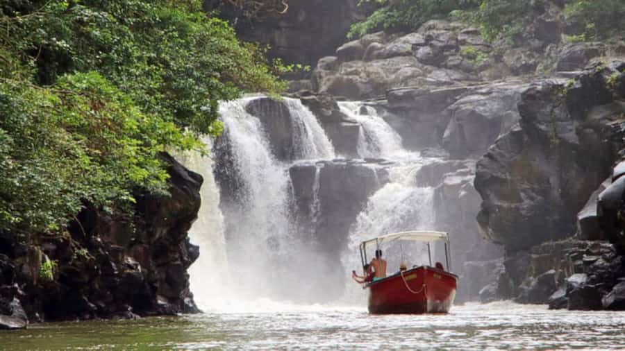 Mauritius: Ile aux Cerf Catamaran w/Waterfall Visit & Lunch - Group size, languages, and the practical details