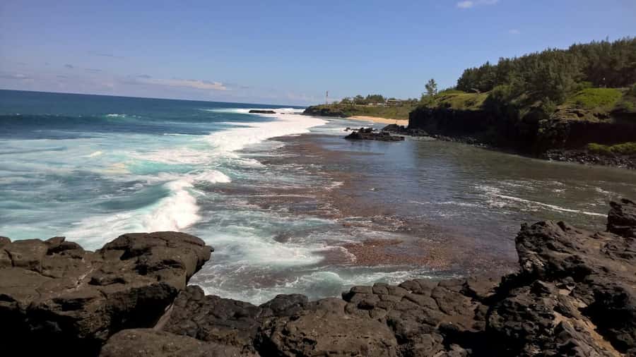 Mauritius: Private South Side and Dolphin Adventure Tour - A small breakfast before the road tour