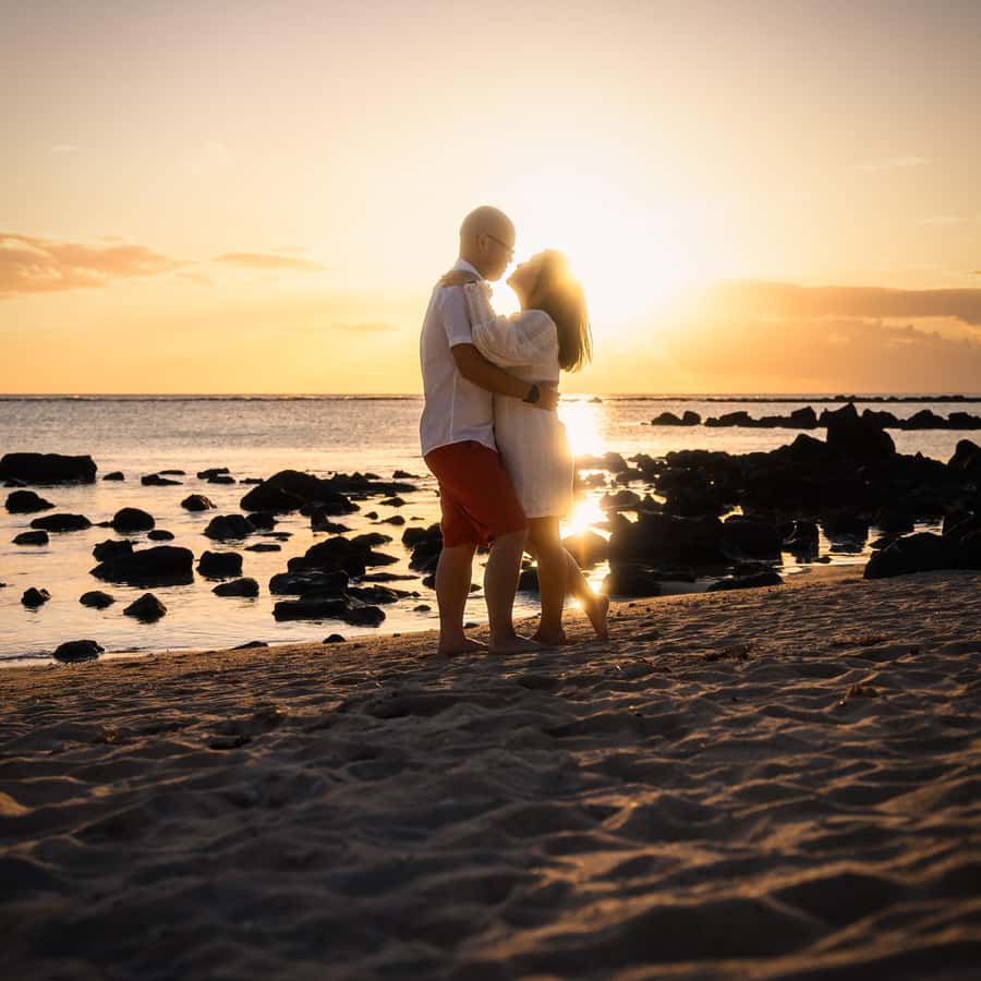 Mauritius: Sunset photoshoot (Honeymoon/family shoots) - The first 10 minutes: learning how to pose