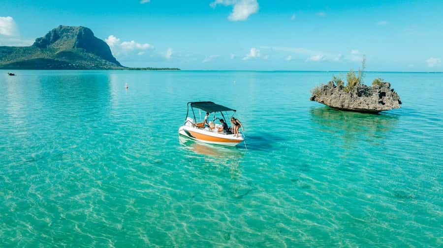 Mauritius: Swim with Dolphins Full-Day with Lunch/Drinks - A Quick Swim at Crystal Rock