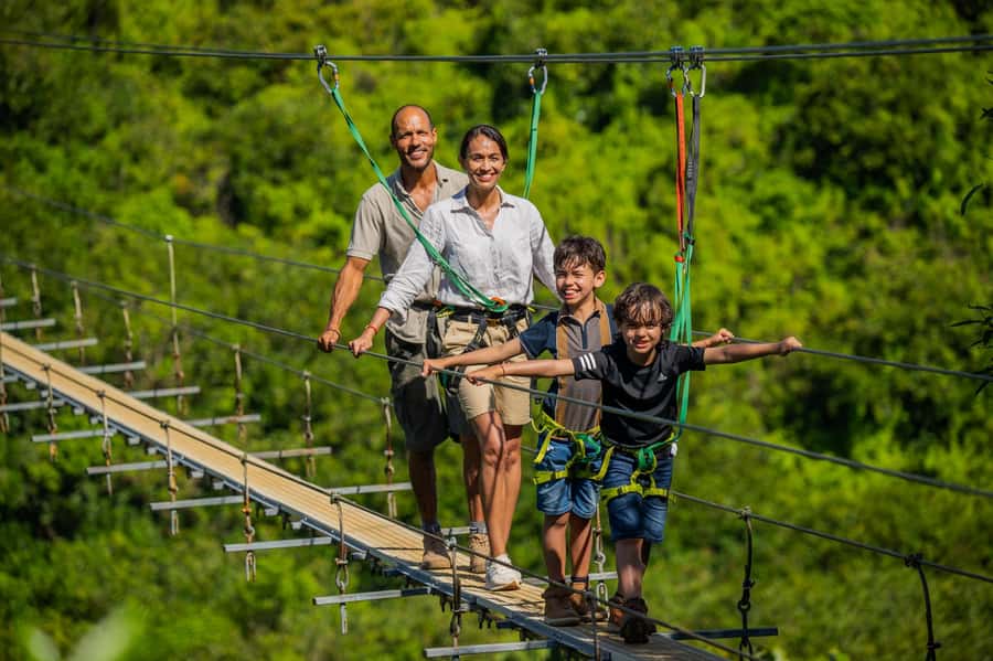 Mauritius: Vallé Advenature Park, Nepalese Bridge - What the crossing feels like