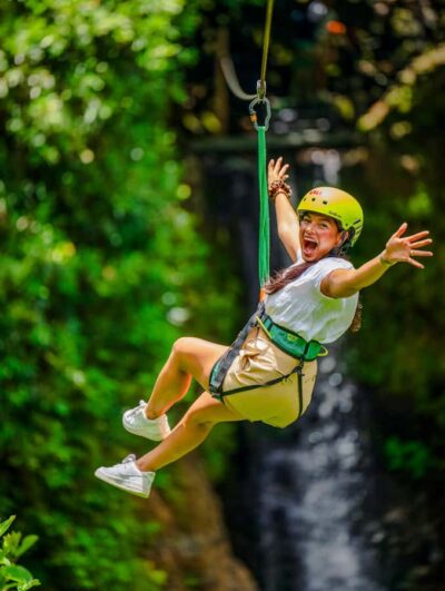 Vallé Advenature Park: Waterfall Zipline