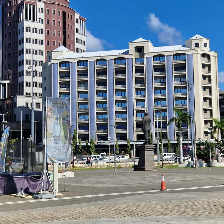 Port Louis: City Tour with Street Food Tasting - Starting with the old city and political landmarks