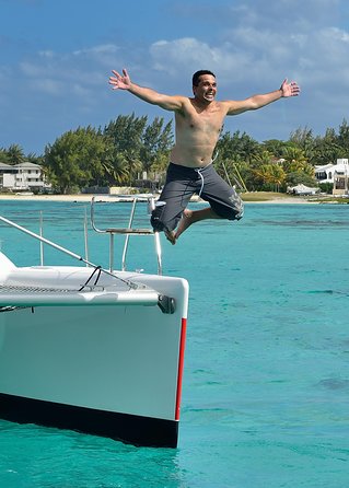 Private Charter Full Day Cruise: Île aux Cerfs - Leaving Pointe Jerome for the Open Water