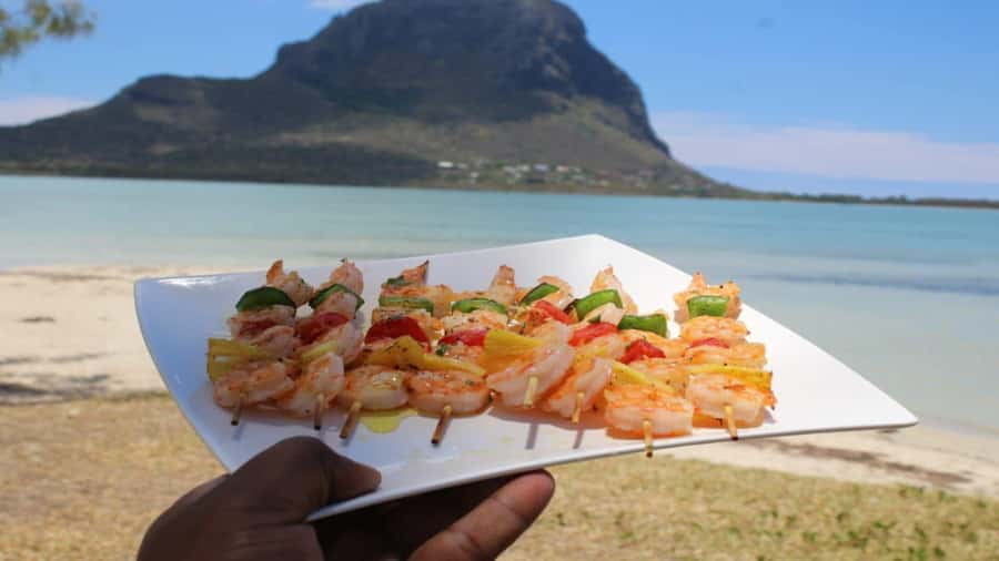 Private Île aux Bénitiers Boat: Dolphin Snorkeling & Lobster - Who will get the most from this outing