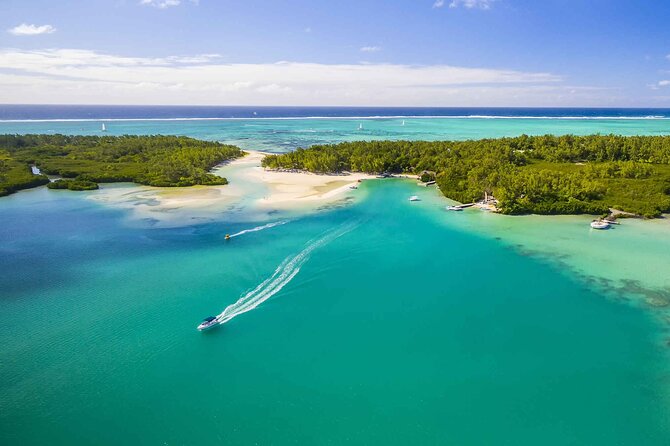 Private speed boat to Ile aux Cerfs full-day Incl: Lunch & Transfer - The day begins at 7:00 am with an easy pickup
