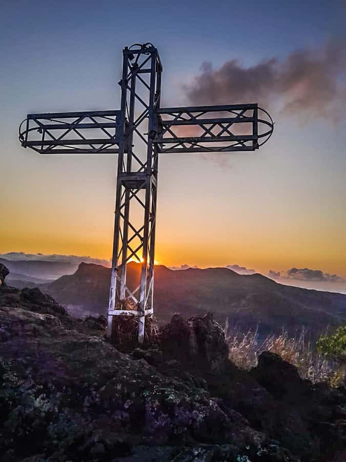 Sunrise hike at Le Morne Brabant with Local Guides (UNESCO) - Meeting before dawn at Le Morne beach